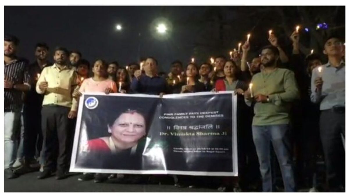 प्रिंसिपल को श्रद्धांजली देने सड़कों पर आए सैंकड़ों छात्र, निकाला कैंडल मार्च; सख्त सजा की लगाई गुहार Principal Vimukta Sharma, Candle March, Crime, Death, Indore