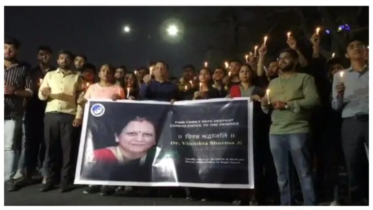 प्रिंसिपल को श्रद्धांजली देने सड़कों पर आए सैंकड़ों छात्र, निकाला कैंडल मार्च; सख्त सजा की लगाई गुहार Principal Vimukta Sharma, Candle March, Crime, Death, Indore