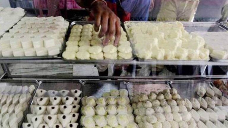 एमपी अजब है: 26 जनवरी पर पंचायती स्कूल में 48 हजार रुपये की ‘मिठाई’ चट गए बच्चे, बिल पर्ची हो रही वायरल Sweets, 26 January, mp news, guna news