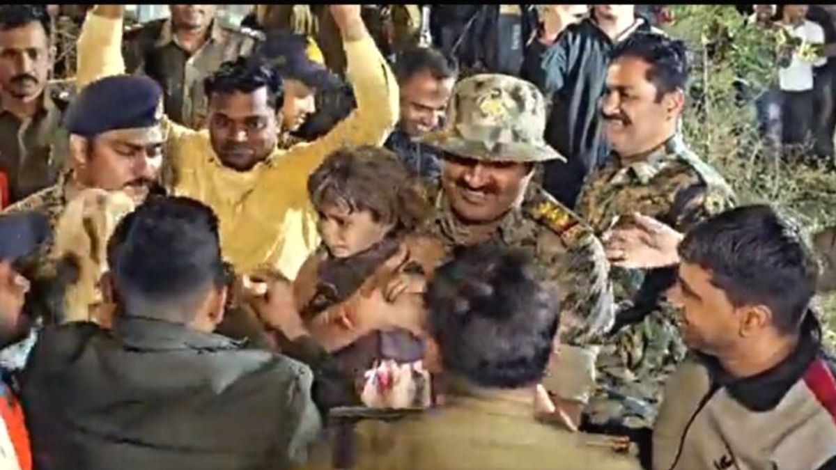 बोरवेल में जिंदगी की जंग लड़ती रही नैंसी, 4 घंटे बाद मौत को मात देकर बाहर आई… chhatarpur, chhatarpur news, mp tak, mp news