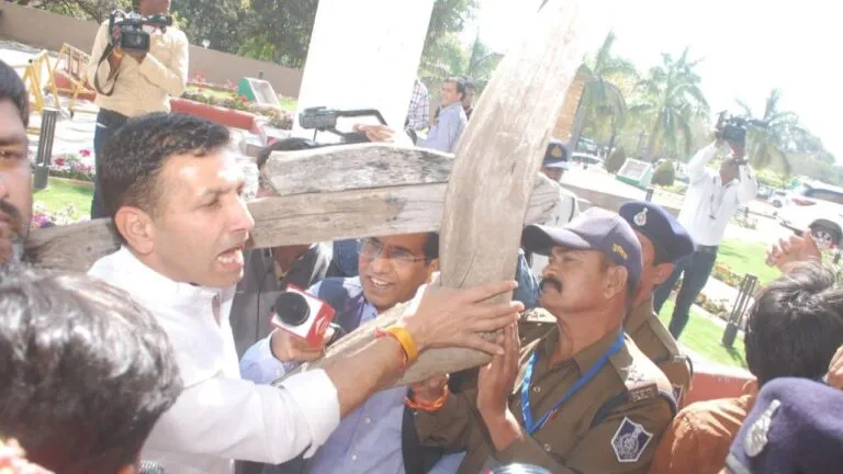 E-budget first time in MP opposition protested Jeetu reached mp assembly kisan Hal ruckus stopped at gate