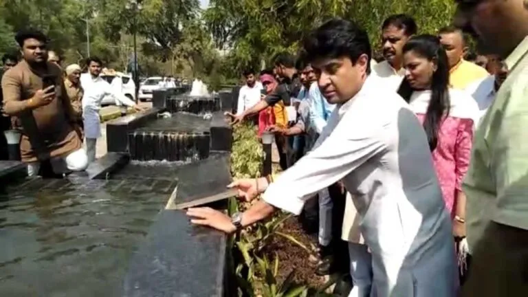 सिंधिया का राहुल गांधी पर तंज, ‘उनके लुक से नहीं, 3 राज्यों के नतीजे तय कर रहे हैं कांग्रेस का लुक’ Jyotiraditya Scindia Rahul Gandhi Gwalior Smart City Gwalior News