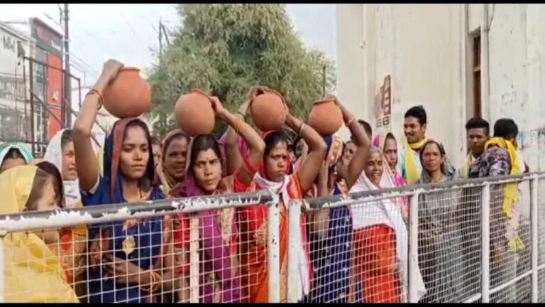 chhindwara news water shortage women upset mp news Chhindwara Collectorate