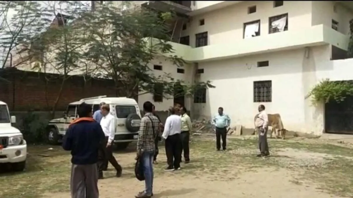 MP: परीक्षा ड्यूटी दे रहे शिक्षक ने बहनोई को वाट्स ऐप पर भेजा साइंस का पेपर, जानें फिर क्या हुआ? Morena News paper leak in morena DM caught mp news mp board exam