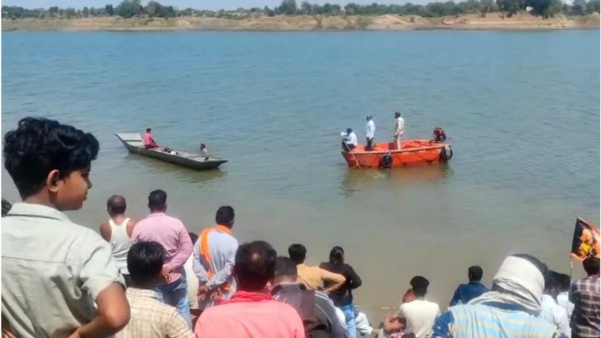 बड़वानी: नर्मदा नदी में नहाने गए 4 युवकों की डूबने से हुई मौत; 2 शव बरामद Barwani: 4 youths who went to bathe in Narmada river died due to drowning; 2 dead bodies recovered, rescue continues