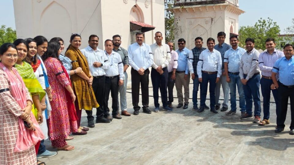 Revenue officers of Madhya Pradesh worked by wearing black bands, know what is the reason!