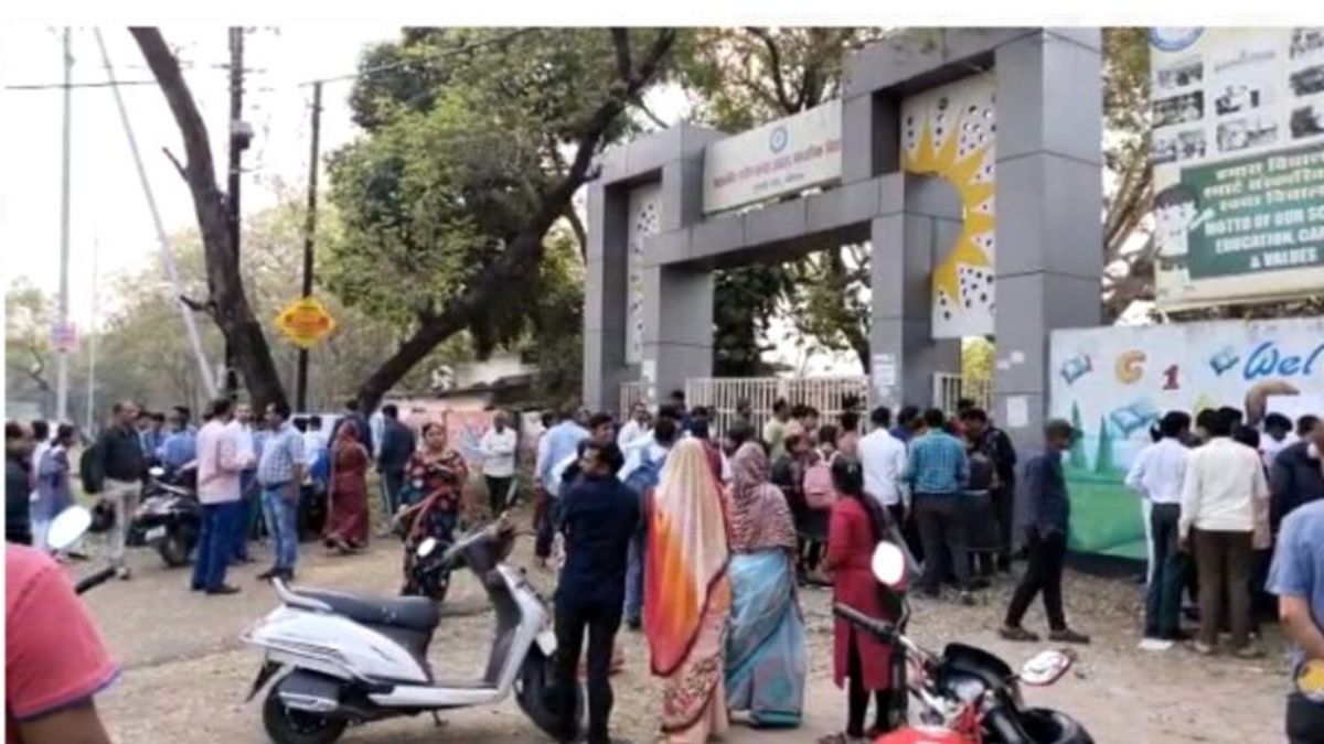 मध्य प्रदेश बोर्ड एक्जाम: 10वीं कक्षा का पहला पेपर आज; परीक्षा सेंटरों पर दिखी विद्यार्थियों की भीड़ Madhya Pradesh, Board Exams, Exam, Bhopal, 10th, 12th