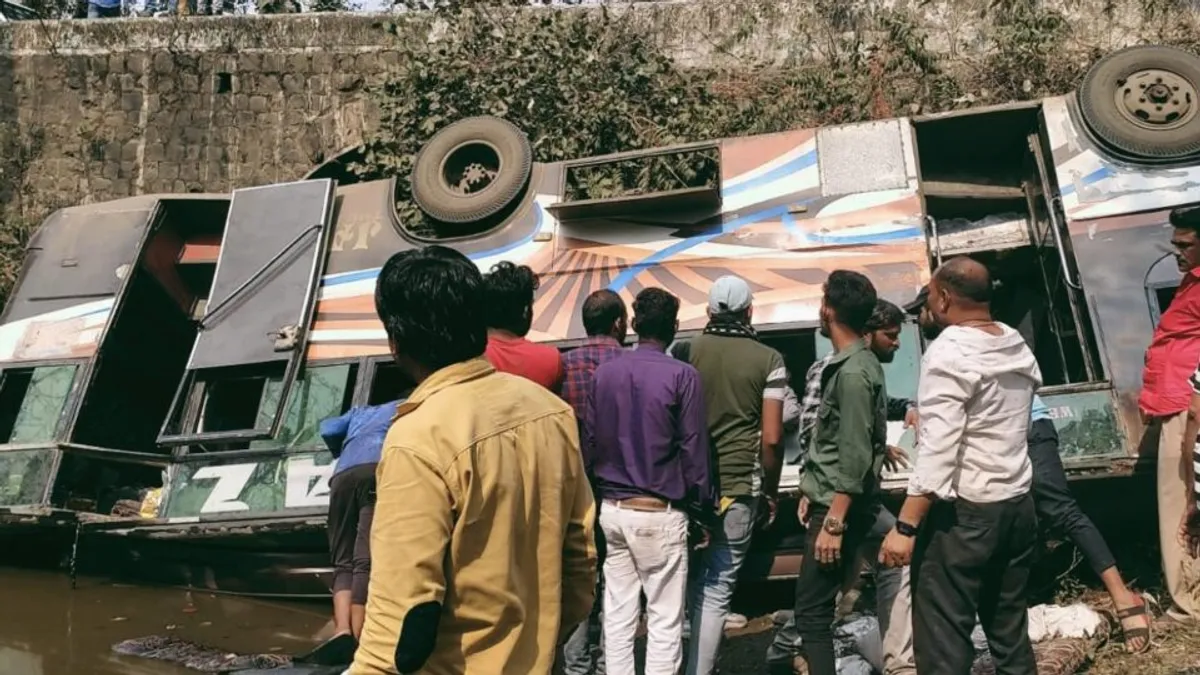 इंदौर: यात्रियों से भरी बस पलटी, पंचर होकर नाले में गिरने से हुआ भीषण हादसा; 2 की मौत 35 घायल Indore, Accident, Death, Crime, Madhya Pradesh
