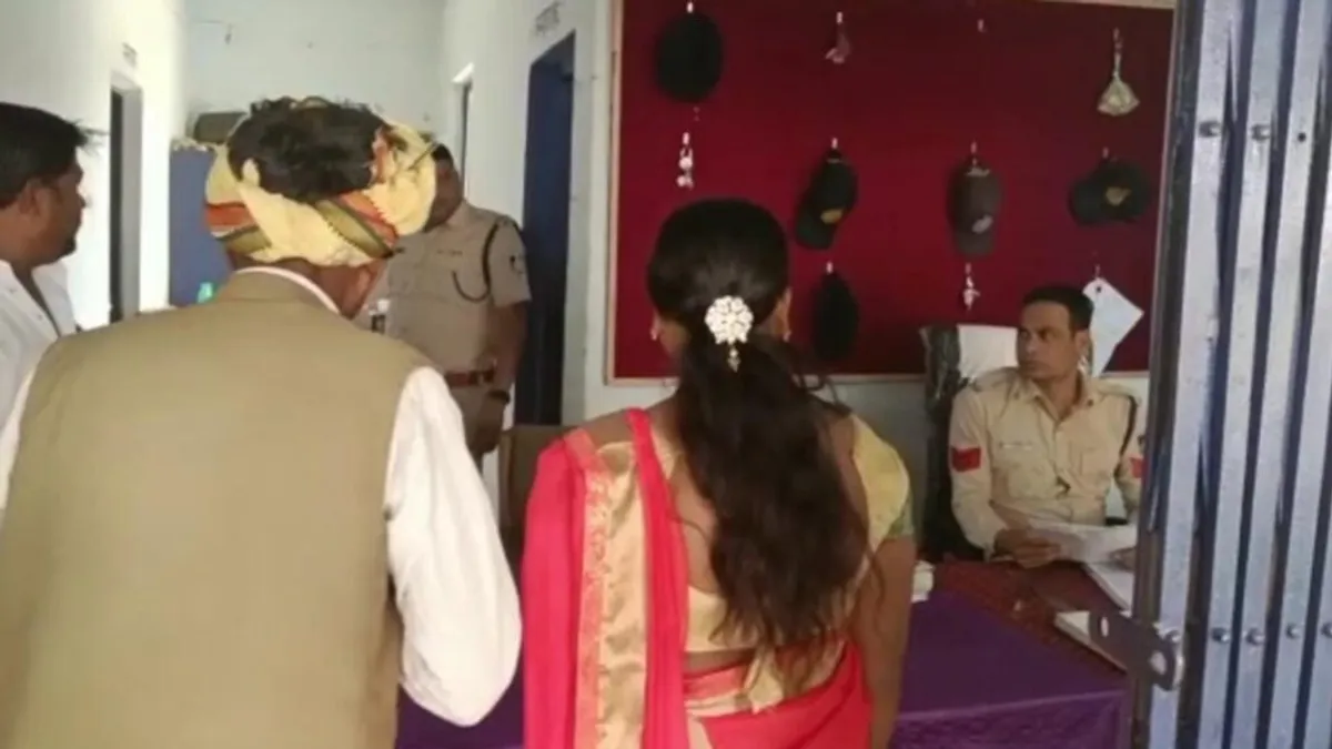 पुलिस ने जिस लड़की का कंकाल बरामद किया था, वो थाने जाकर बोली “मैं जिंदा हूं” The girl whose skeleton was recovered by the police went to the police station and said "I am alive".