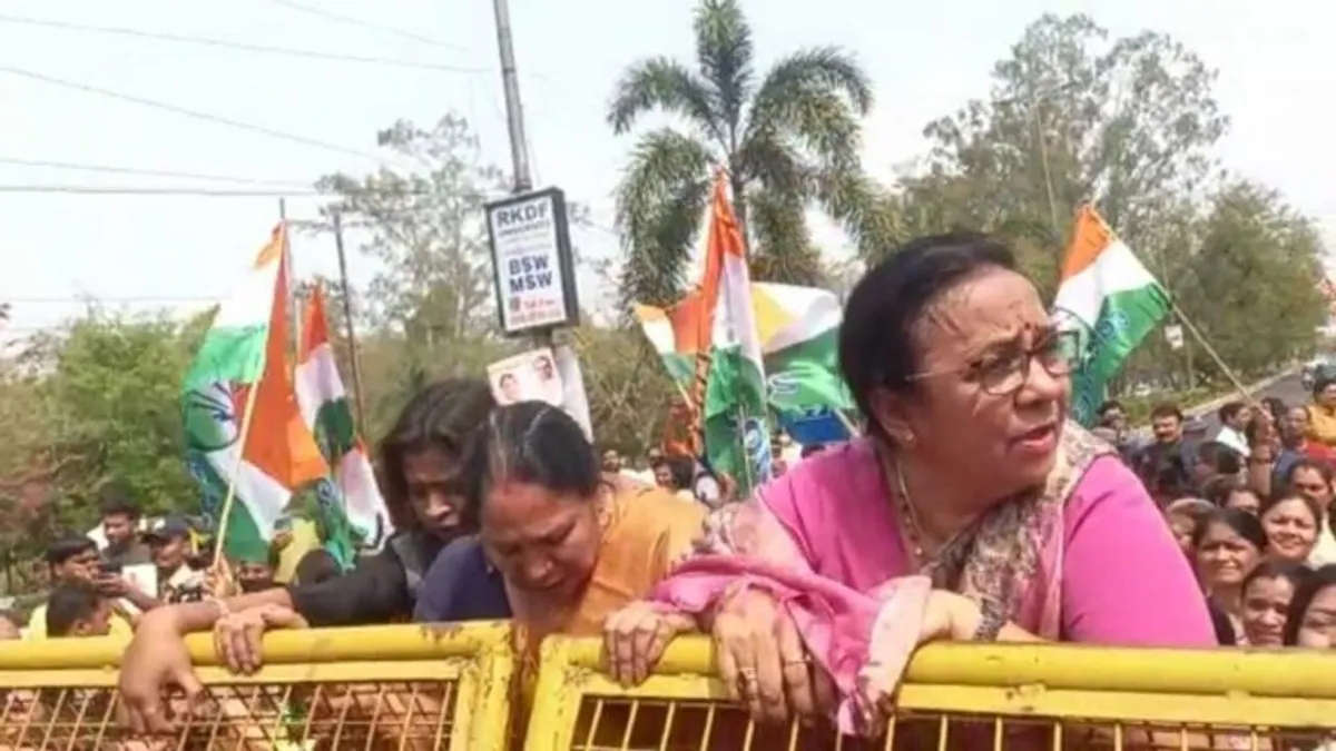 भोपाल: महिला कांग्रेस का महंगे सिलेंडर को लेकर जोरदार प्रदर्शन, सीएम हाउस का घेराव करने जा रही महिलाओं को पुलिस ने रोका Bhopal News MP Mahila Congress mp politics expensive cylinder