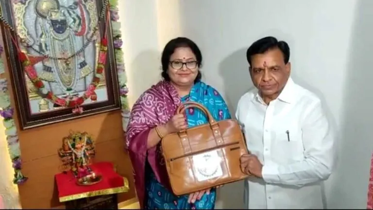 शिवराज सरकार का आखिरी बजट आज, 3.20 लाख करोड़ का बजट पेश होने का अनुमान, वित्त मंत्री का तिलक कर पत्नी ने किया रवाना NewsTak