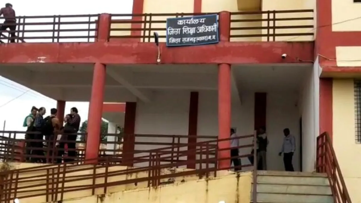 पेपर लीक मामले में बड़ी कार्रवाई, केंद्राध्यक्ष और सहायक केंद्राध्यक्ष सस्पेंड; जानें पूरा मामला MP Board Exam, MP News, Exam, Madhya Pradesh, Crime, News Update
