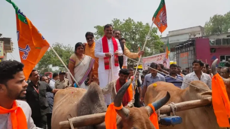 BJP की जन आशीर्वाद यात्रा पर नीमच में पथराव, रथ हुआ डैमेज, भाजपा ने लगाए कांग्रेस पर गंभीर आरोप Dhar: BJP state president VD Sharma riding on a bullock cart, attacked Congress fiercely