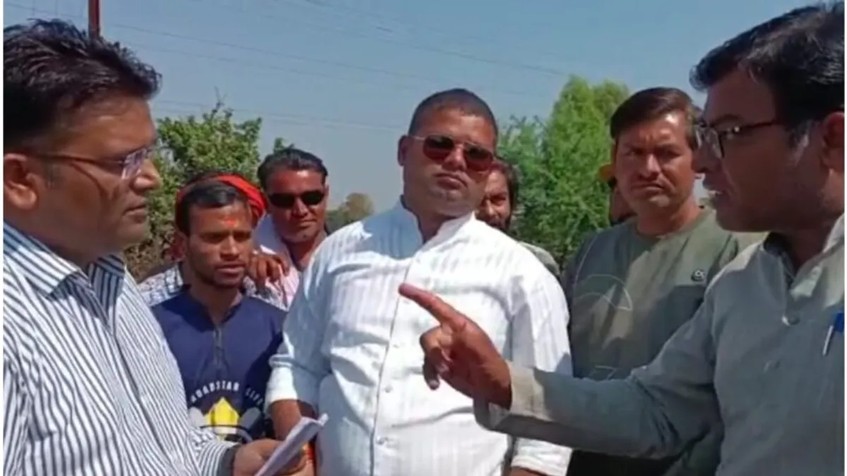 उखड़ी सड़क होने के बावजूद टोल टैक्स की वसूली से भड़के लोग, गुना पहुंचकर किया जमकर हंगामा tolltax, news, mpnews, mptak, gunanews,