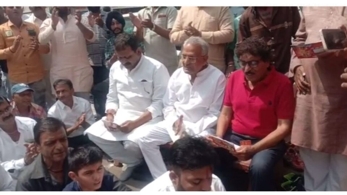 महिला बॉडी बिल्डरों के प्रदर्शन से भड़की सियासत, कांग्रेस के विरोध प्रदर्शन में साथ दिखे पूर्व मंत्री हिम्मत कोठारी! Ratlam, Politics, Ratlam News, Madhya Pradesh