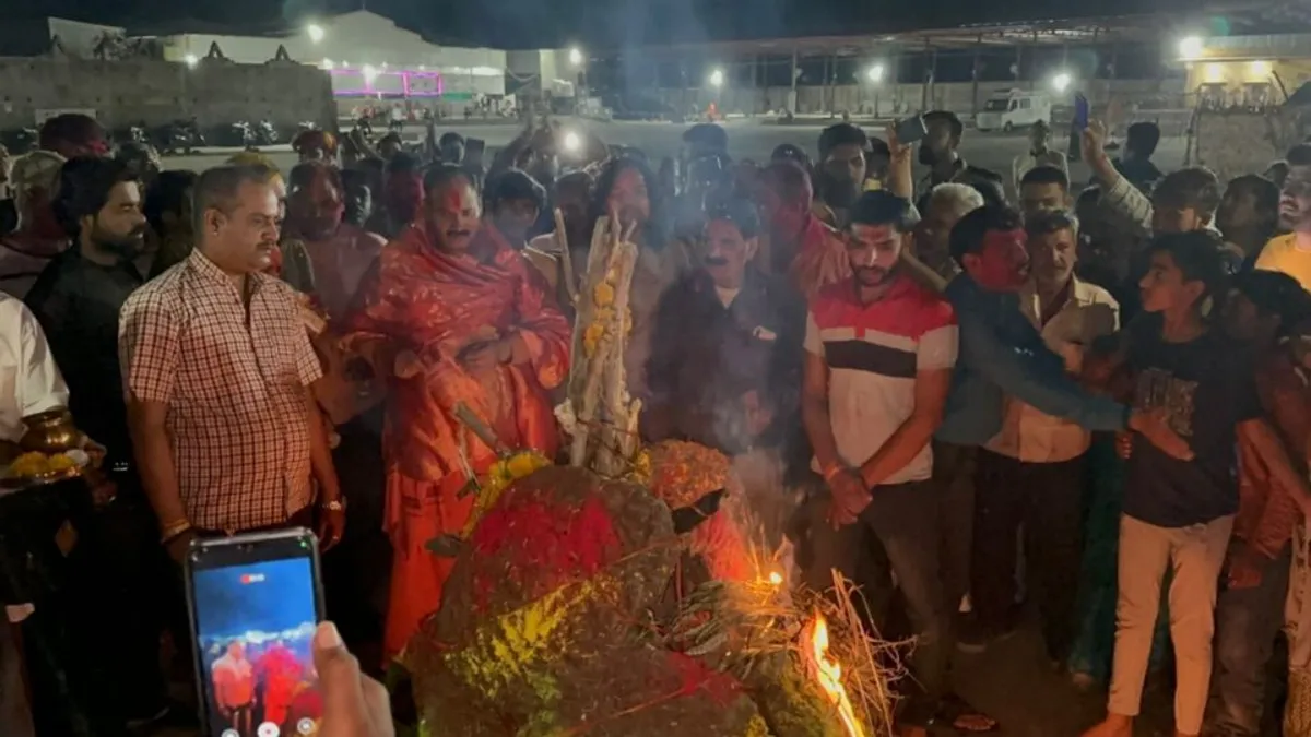 कुबेरेश्वर धाम में हुआ होलिका दहन, उमड़ी श्रद्धालुओं की भीड़; गुलाब के फूलों से खेली होली Kubereshwar Dham, Pradeep Mishra, Holi, Holi 2023, Festival