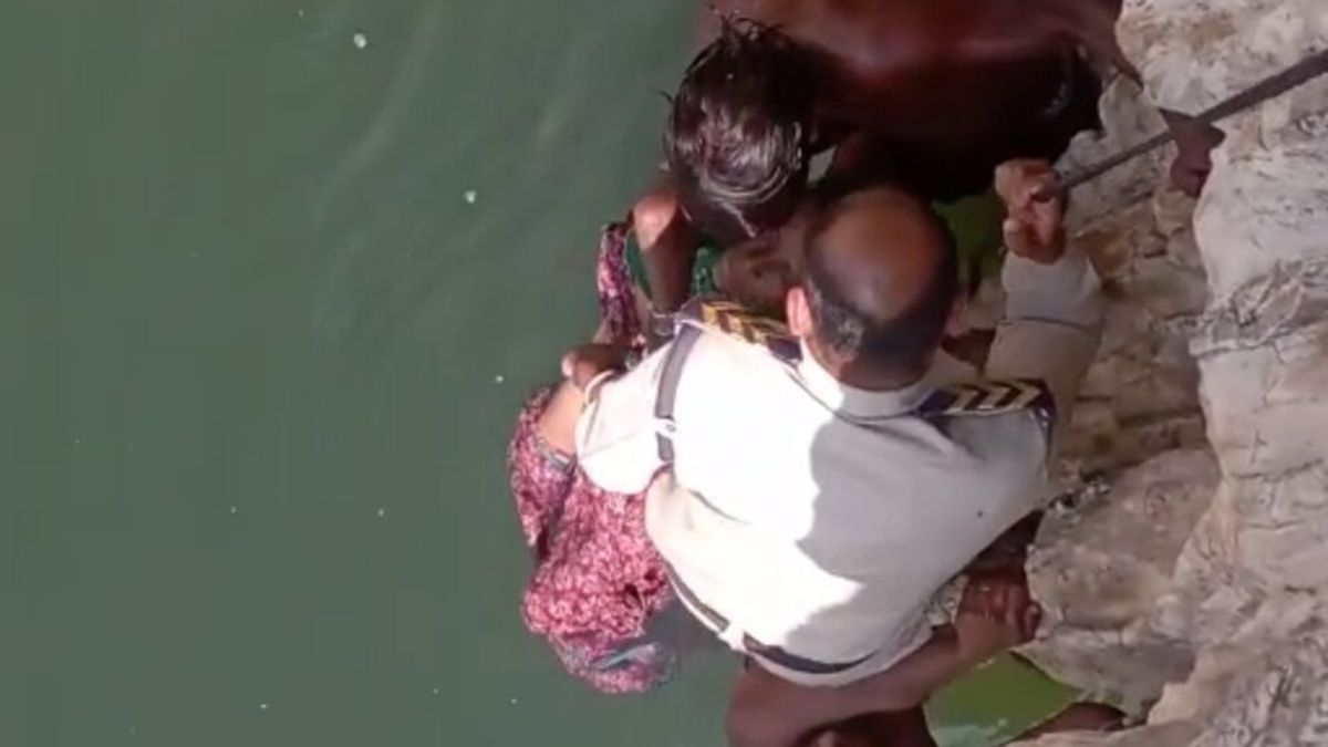 जबलपुर: धुआंधार जल प्रपात में 60 फुंट ऊंचाई से कूदी महिला, क्या बच पाई उसकी जान? जानें Jabalpur: A woman jumped from a height of 65 feet in Dhuandhar Falls, did she survive? learn