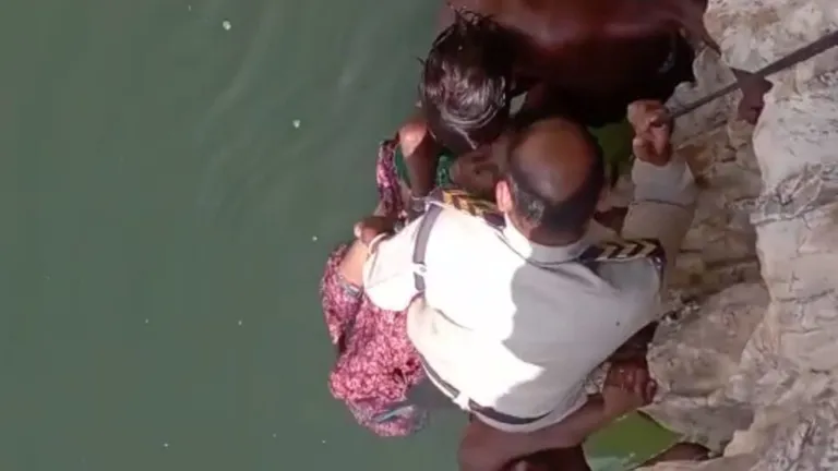 जबलपुर: धुआंधार जल प्रपात में 60 फुंट ऊंचाई से कूदी महिला, क्या बच पाई उसकी जान? जानें Jabalpur: A woman jumped from a height of 65 feet in Dhuandhar Falls, did she survive? learn