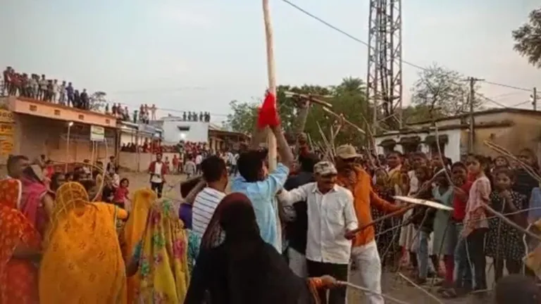 आदिवासी क्षेत्र में मनाते हैं लट्ठमार रंगपंचमी, जानिए क्या है झेंडा पर्व जिसमें महिलाएं करती हैं पुरुषों की पिटाई Rangpanchami, Madhya Pradesh, Holi, Festival, Burhanpur, Tribal