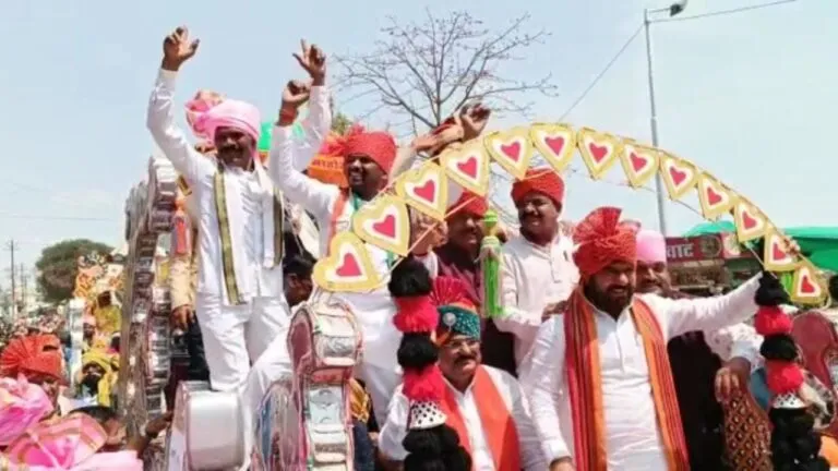 Chief Minister Kanya Vivah 1334 couples tied in thread of life in-charge minister Kamal Patel danced fiercely with Mayor in procession