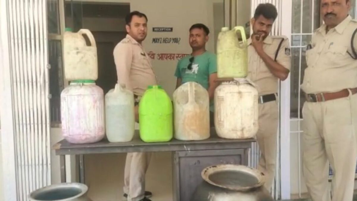 पन्ना: महुआ से बनाई जा रही थी कच्ची शराब, पुलिस ने मारा छापा; 58 लीटर अवैध शराब जब्त liquor, Police, Panna, Panna News, Madhya Pradesh, MP News