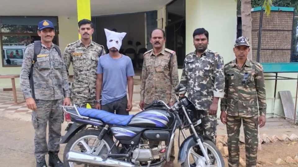 Bike theft case in Mandla, action taken on viral video of beating of a young man, know
