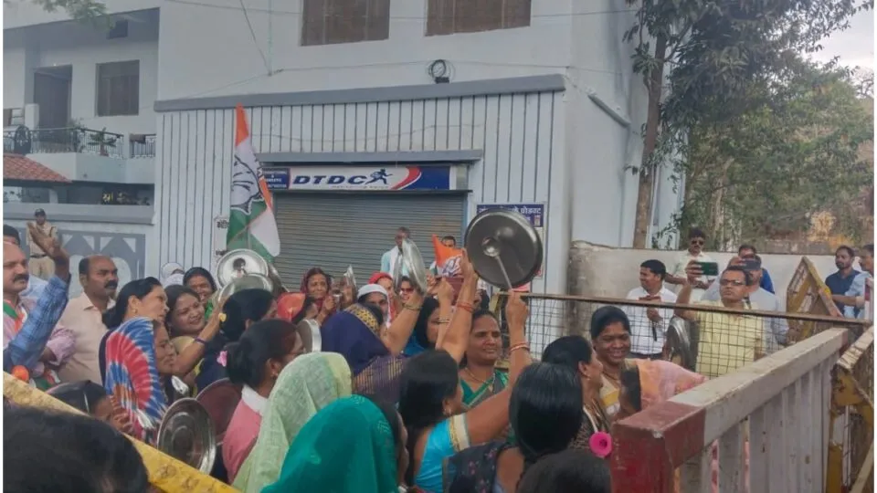 Demonstration of Mahila Congress against price rise: siege of MP's bungalow by playing plate and spoon, demand to stop Ladli Bahna scheme