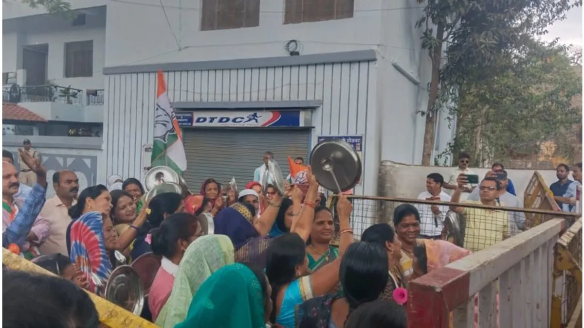 मंडला: महंगे गैस सिलेंडर और बढ़ती महंगाई पर महिला कांग्रेस ने केंद्रीय मंत्री के बंगले पर किया ‘हल्ला बोल’ Demonstration of Mahila Congress against price rise: siege of MP's bungalow by playing plate and spoon, demand to stop Ladli Bahna scheme