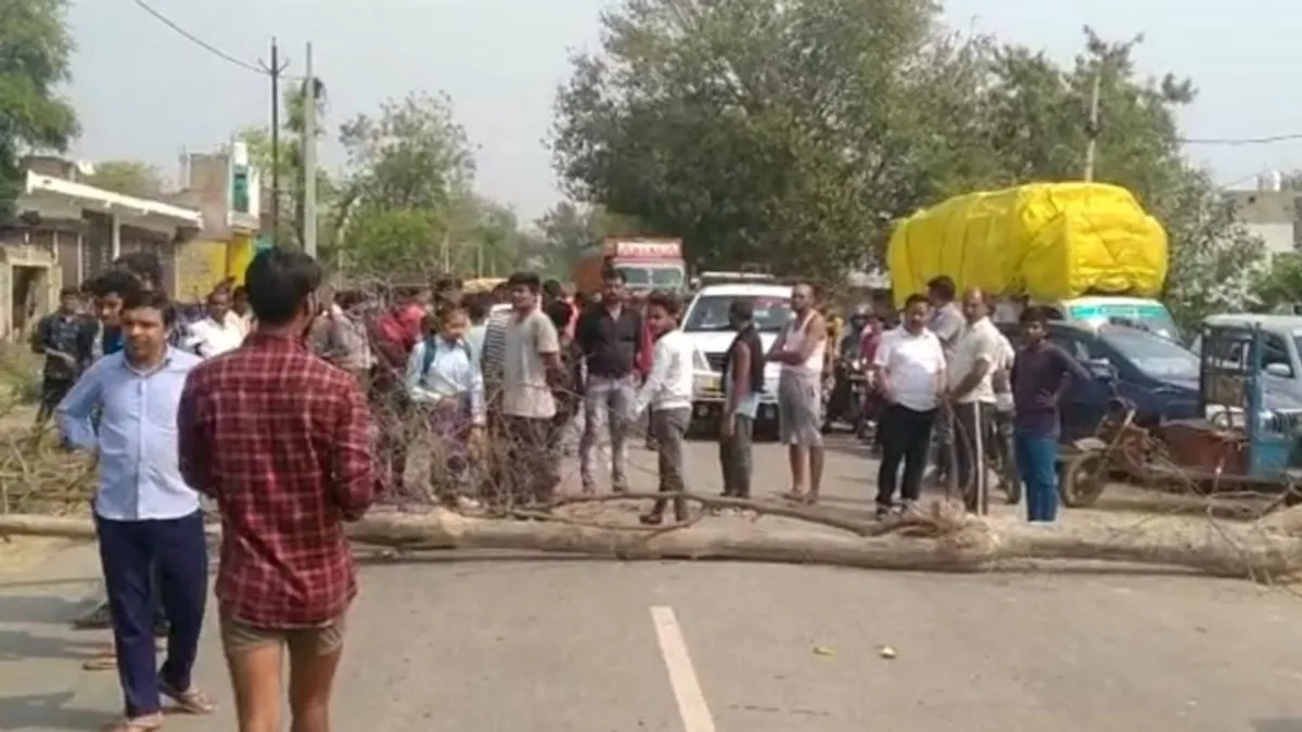 मुरैना में बस की टक्कर से मासूम बच्ची की मौत, गुस्साए परिजनों ने शव रखकर किया चक्काजाम Innocent died due to bus collision in Morena, angry family members protested