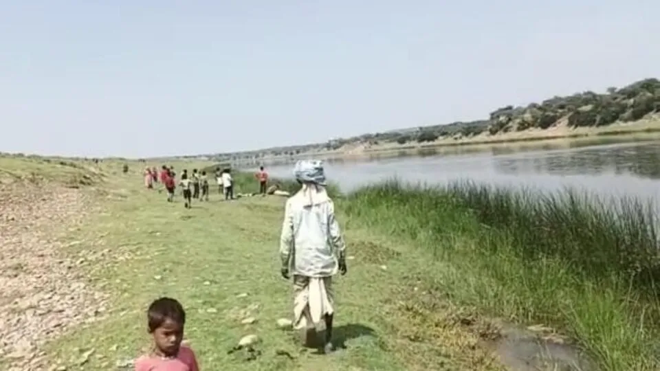 Morena: 17 devotees going to visit Kela Devi temple of Rajasthan drowned in Chambal, rescue continues on the spot