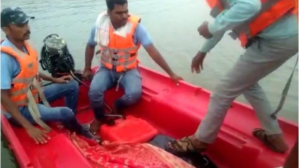 Morena: 17 devotees going to visit Kela Devi temple of Rajasthan drowned in Chambal, rescue continues on the spot