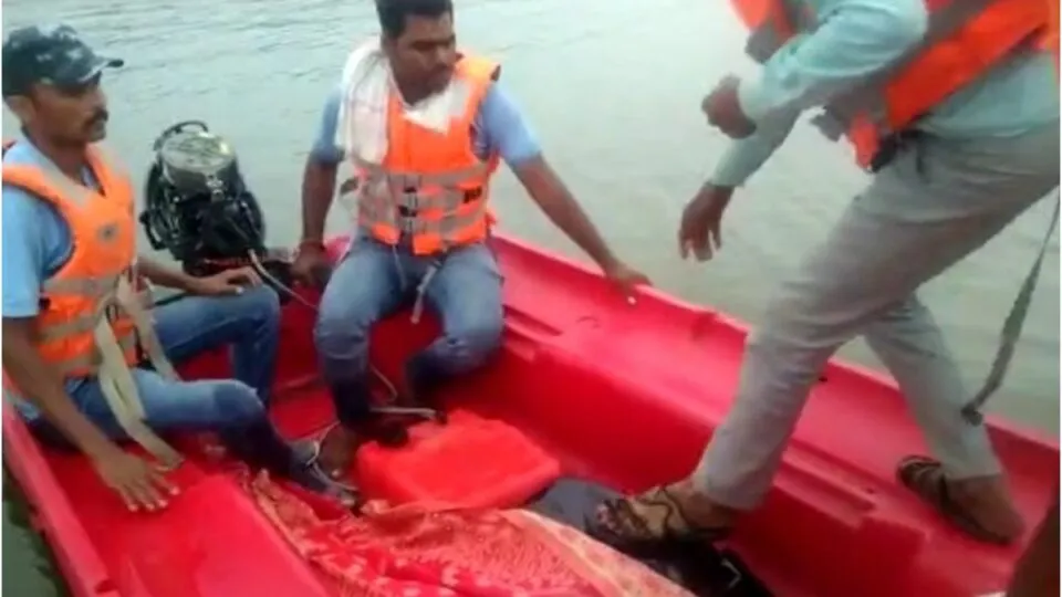 Morena: 17 devotees going to visit Kela Devi temple of Rajasthan drowned in Chambal, rescue continues on the spot