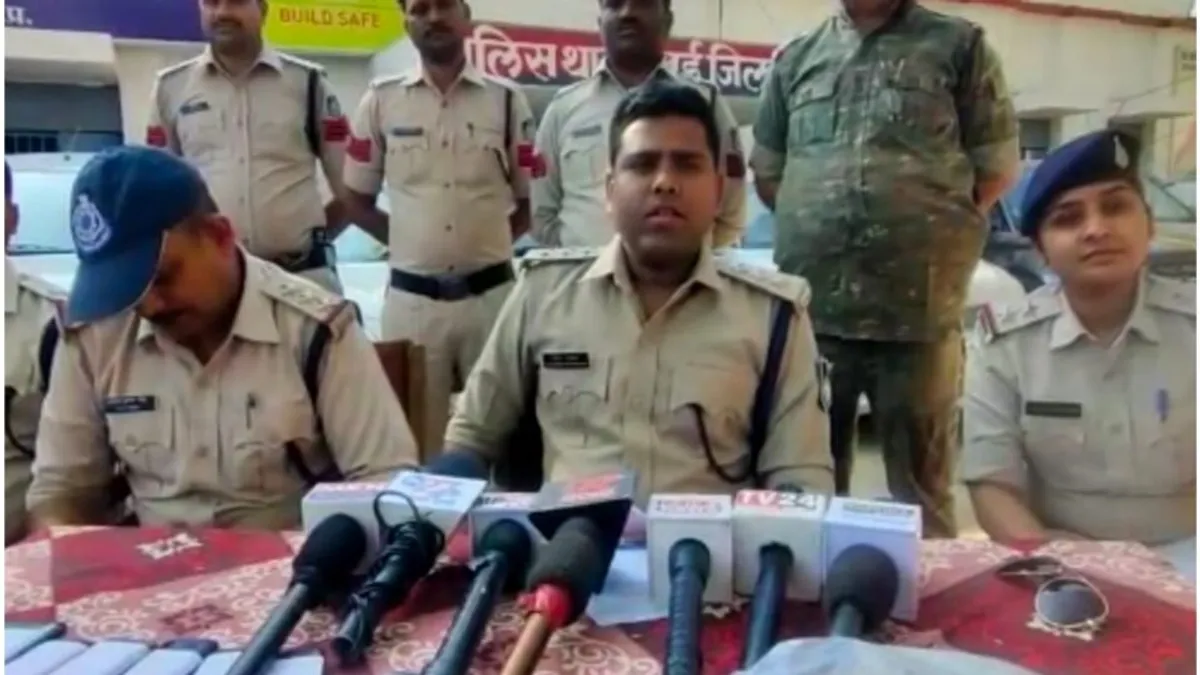 जुआरियों पर बड़ी कार्रवाई: जुआं खेल रहे 23 आरोपी गिरफ्तार, लाखों की नगदी और 2 जिंदा कारतूस बरामद Panna: 23 gambling accused arrested, cash worth lakhs and 2 live cartridges recovered