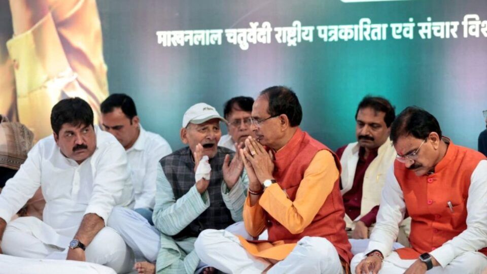 CM Shivraj came to pay tribute to Pushpendra Pal Singh said - will give award every year in memory of PP Sir