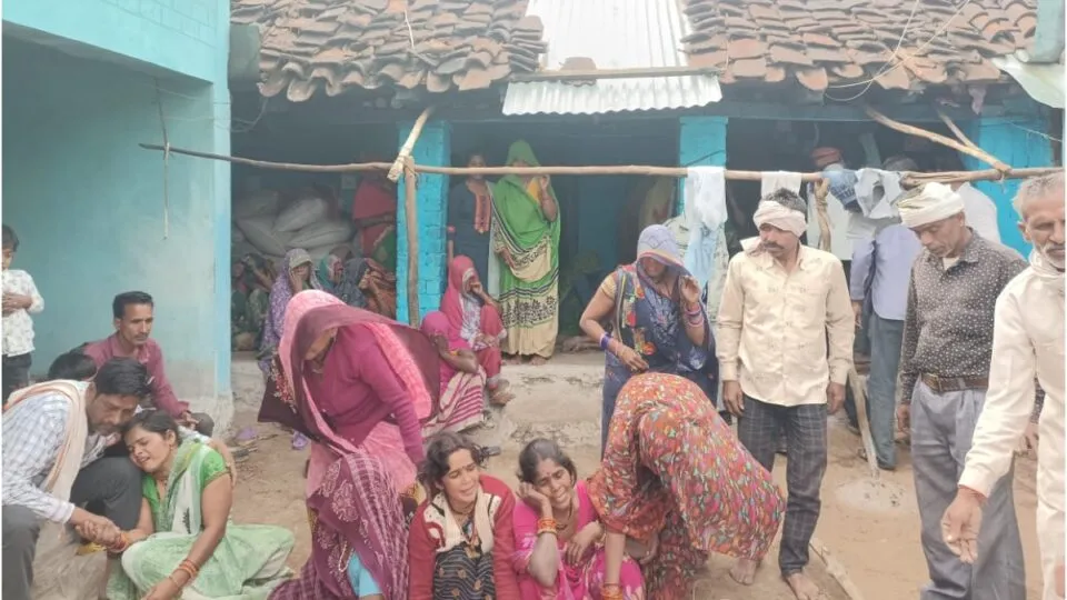 To save the daughters, the father jumped into the well, all three died due to drowning, there was chaos in the family