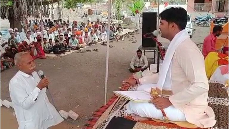 एक और नए बाबा की एंट्री, हूबहू धीरेंद्र शास्त्री की तर्ज पर तथाकथित शिष्य ने लगाया दरबार Entry of another new baba, exactly on the lines of Dhirendra Shastri, the so-called disciple held court