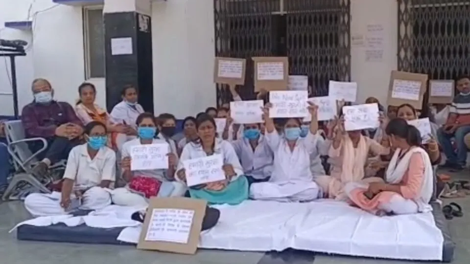 Shajapur: When the police did not listen to the indecency of the patient's relatives, the doctors and nurses went on strike