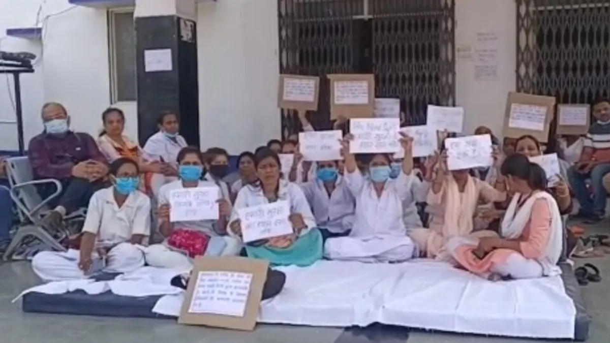 शाजापुर: मरीज के परिजनों की अभद्रता पर पुलिस ने नहीं की सुनवाई तो डॉक्टर-नर्सेस चले गए हड़ताल पर Shajapur: When the police did not listen to the indecency of the patient's relatives, the doctors and nurses went on strike