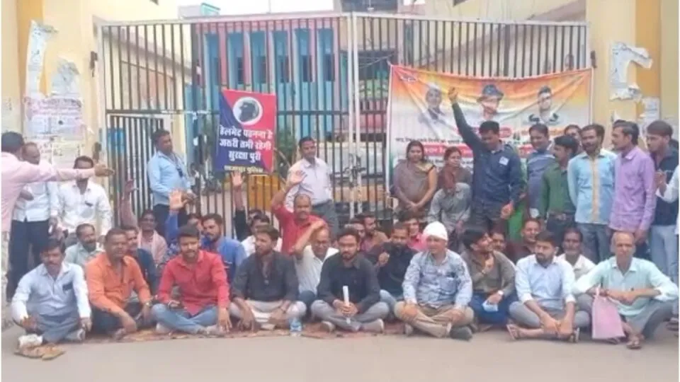 Employees of Shajapur Nagar Panchayat strike, big demand regarding SDM