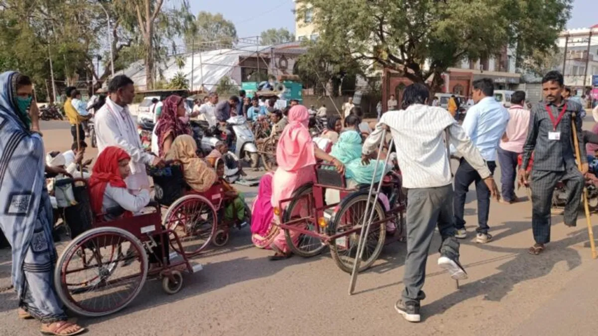दिव्यांग स्वाभिमान यात्रा: सड़क पर घिसट रहे दिव्यांगों का छलका दर्द, कहा-600 रुपये में कैसे चलाएं घर Protest, Swabhiman Yatra, Divyang