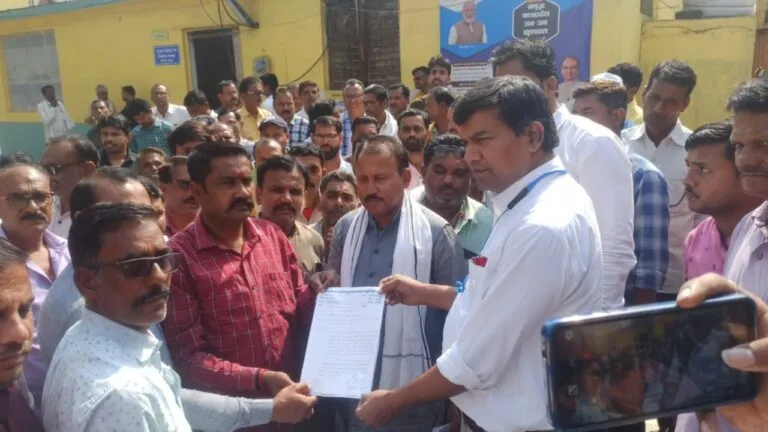 जनपद सीईओ को हटाने की मांग, ग्रामीणों ने दी ‘जल सत्याग्रह’ करने की चेतावनी Udaipura, Raisen, MP News, Madhya Pradesh, Protest