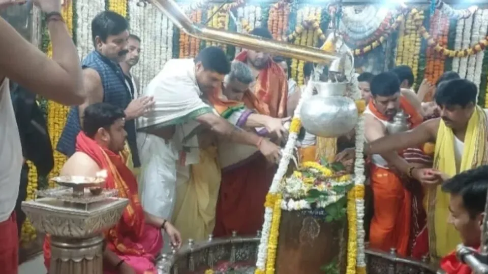 Cricketer Umesh Yadav participated in Bhasma Aarti in the court of Mahakal and said "Har Har Mahadev"