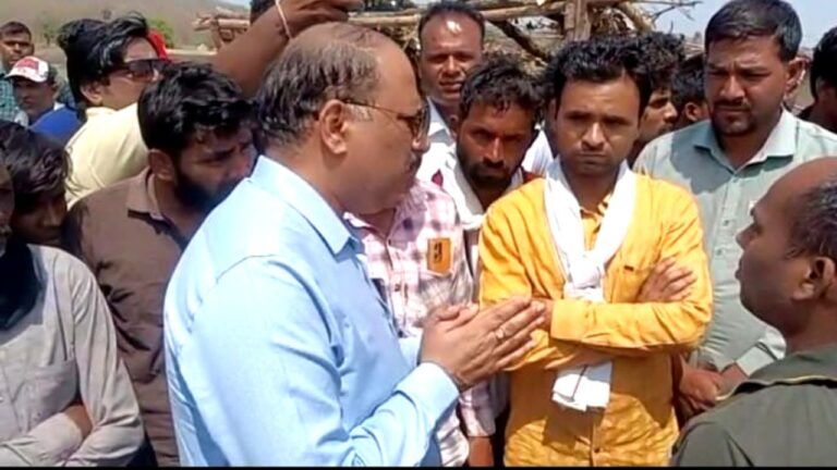 इंदौर: महू कांड में हुई पुलिस फायरिंग में मारे गए आदिवासी युवक के परिवार के पास पहुंचे कलेक्टर, मदद के लिए उठाए ये कदम death of tribal girl, indore, crime news, indore police, mp government, Madhya Pradesh