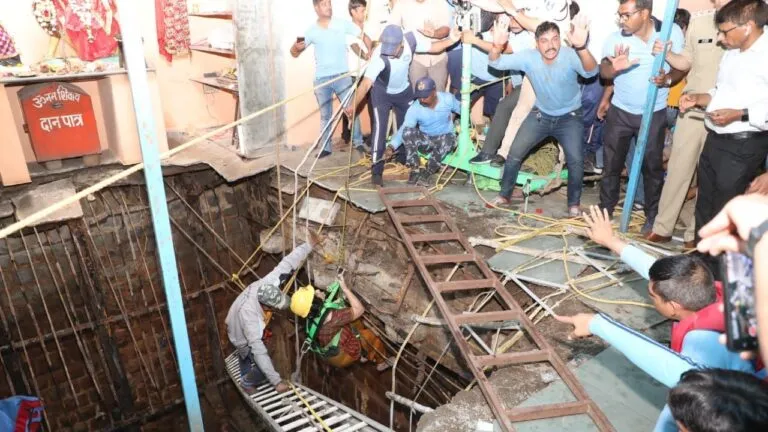Big accident in Indore During worship of Ram Navami roof of stepwell of temple caved 20-25 people were buried