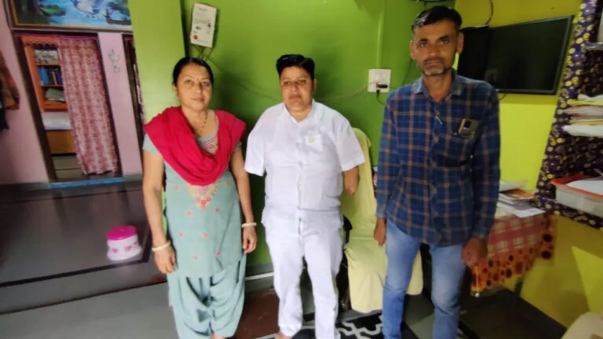 ‘पैरों’ से अपनी किस्मत लिखने वाली संतोष को CM शिवराज सिंह चौहान ने बताया पूरे देश के लिए प्रेरणा Women's day special, rajgarh news, mp news
