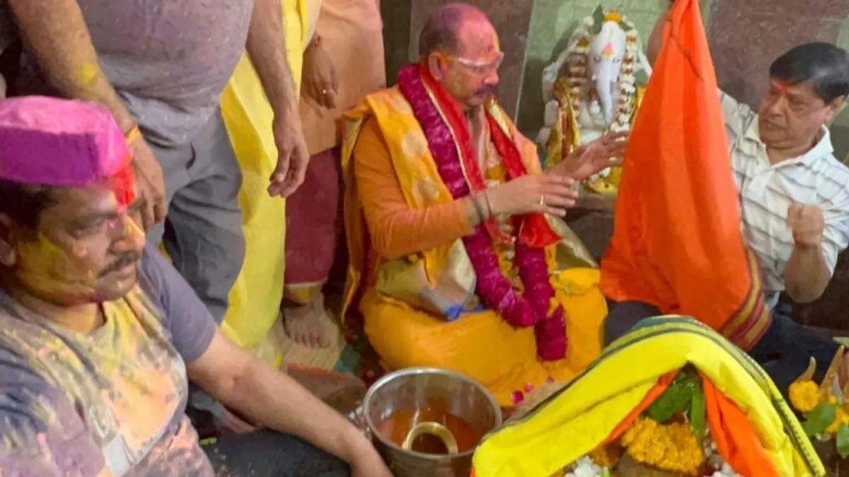 सीहोर में पं. प्रदीप मिश्रा ने खेली महादेव की होली, शिवालयों में चढ़ाया जल; मची रंगों की धूम Pandit Pradeep Mishra played Mahadev Holi offered water in pagodas turn out ceremony