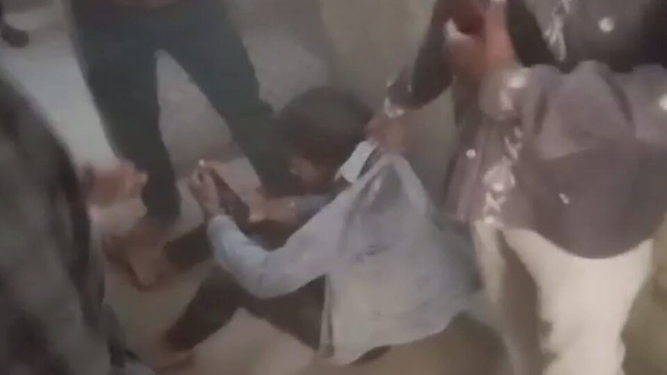 Ruckus in the district office of a drunk youth, the staff thrashed him fiercely