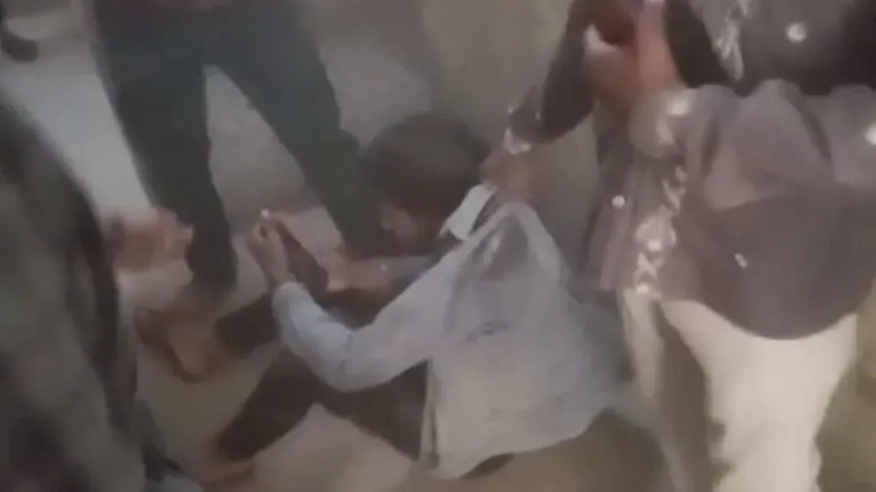 Ruckus in the district office of a drunk youth, the staff thrashed him fiercely