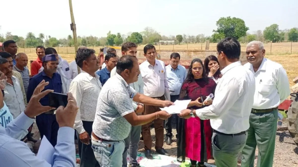 एक्शन में भोपाल कलेक्टर: किसानों की गेहूं की तुलाई में हेराफेरी करने वाले समिति प्रबंधक काे किया सस्पेंड Bhopal collector in action: Committee manager suspended for rigging wheat weighing of farmers