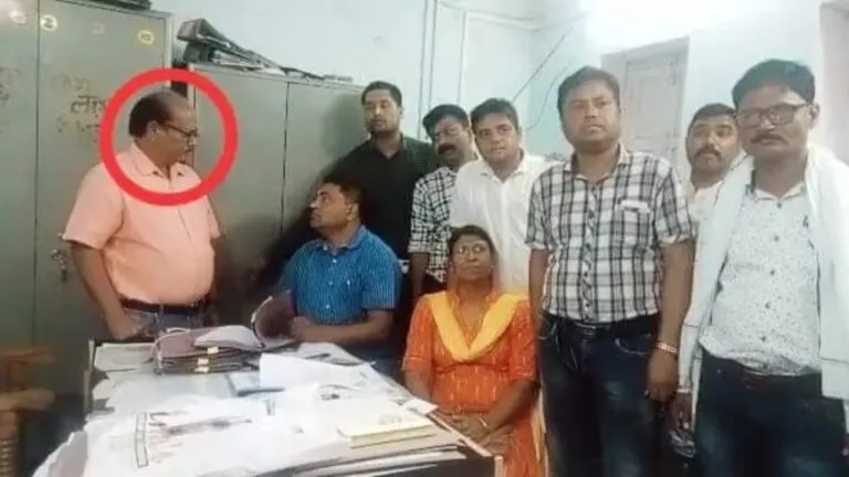 In Chhatarpur municipality of Madhya Pradesh, the team of Sagar Lokayukta has arrested Sub Engineer Baburam Chaurasia of the construction department red-handed while accepting a bribe of Rs 30,000.